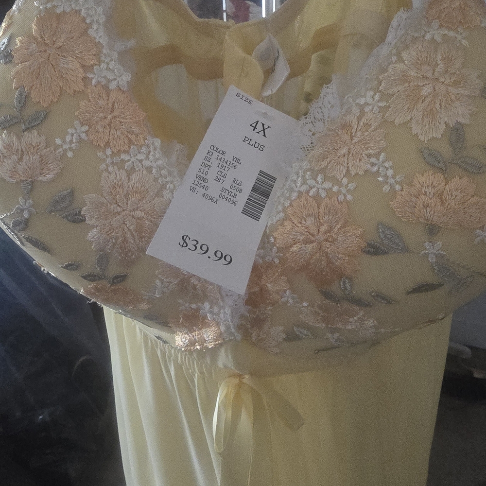 Elegant Yellow Floral Lace Nightgown